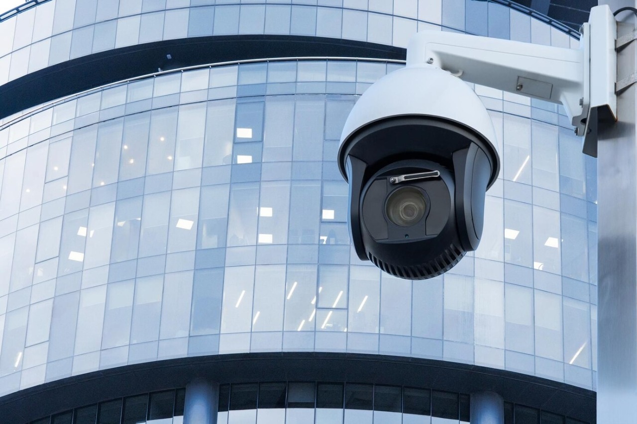 Caméra de vidéosurveillance moderne sur un immeuble